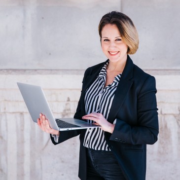 businesswoman-browsing-laptop-street (1)